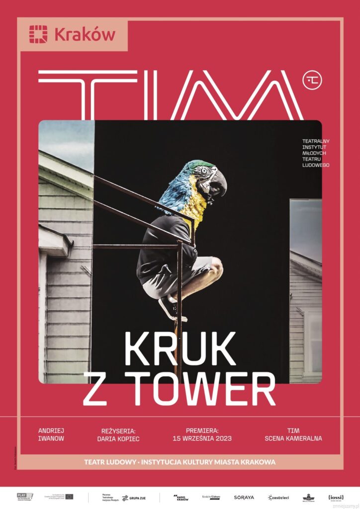Plakat do spektaklu Kruk z tower. Druk pionowy z ramą będącą identyfikacją miejską, w lewym górnym rogu logo miasta Krakowa u dołu napis „Teatr Ludowy Instytucja Kultury Miasta Krakowa”. Pod napisem logotypy partnerów i sponsorów Teatru. Po środku plakatu zdjęcie, czarne tło, metalowe elementy konstrukcji scenografii, fragmenty ekranów. Na środku aktor kucając na elemencie metalowego stolarza siedzi jak ptak - ma na głowie maskę papugi. Nad zdjęciem duże logo teatru, pod zdjęciem tytuł spektaklu, po prawej i lewej stronie nazwiska twórców i aktorów występujących w spektaklu.