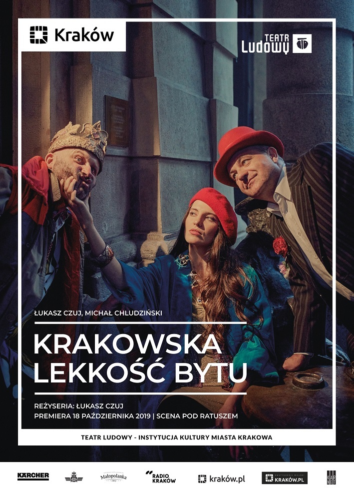 Plakat do spektaklu Krakowska lekkość bytu. Druk pionowy z ramą będącą identyfikacją miejską, w lewym górnym rogu logo miasta Krakowa u dołu napis „Teatr Ludowy Instytucja Kultury Miasta Krakowa”. Pod napisem logotypy partnerów i sponsorów Teatru. Po środku plakatu zdjęcie, tło kamienna ściana. Trójek aktorów, kobieta siedzi po środku spogląda na mężczyznę z lewej strony, którego trzyma za brodę. Z prawej strony stoi drugi mężczyzna spogląda w dal w kierunku ręki aktorki.