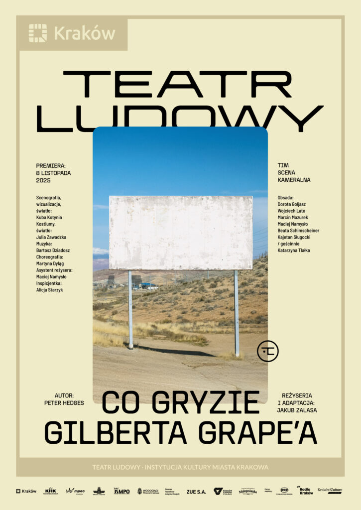 Plakat do spektaklu Co gryzie Gilberta Grep'a. Pionowy, beżowa rama , po bokach w kolumnach informacje o twórcach, po środku zdjęcie dużej pustej białej tablicy/ billboard, w scenerii pustyni.