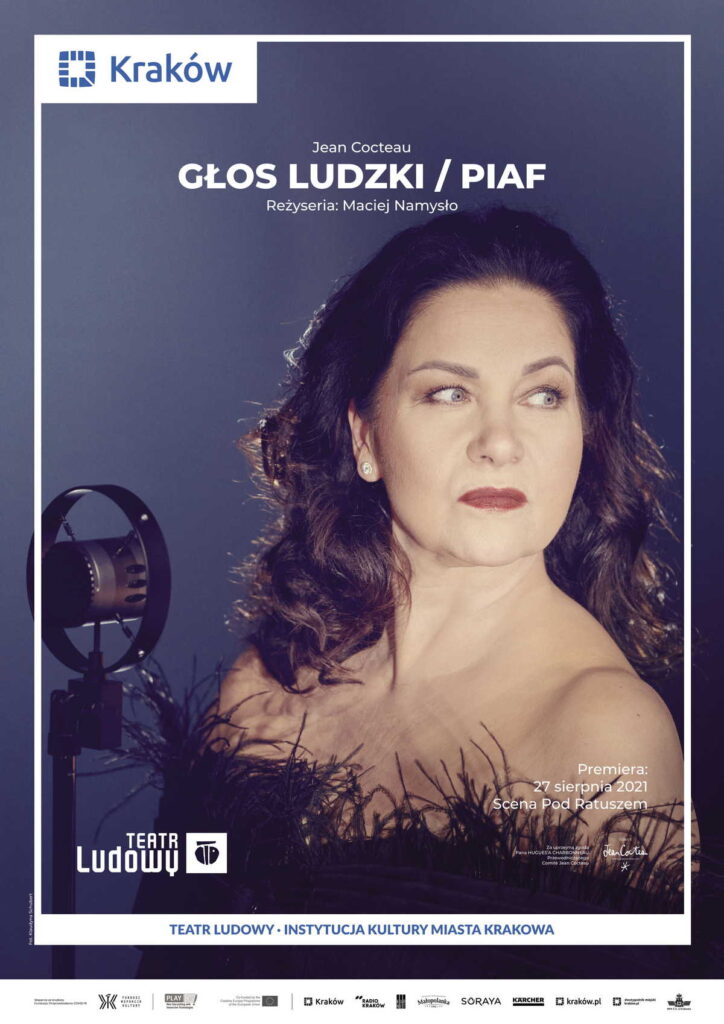 Plakat do spektaklu Głos ludzki/ Piaf. Druk pionowy z ramą będącą identyfikacją miejską, w lewym górnym rogu logo miasta Krakowa u dołu napis „Teatr Ludowy Instytucja Kultury Miasta Krakowa”. Pod napisem logotypy partnerów i sponsorów Teatru. Po środku plakatu zdjęcie portretowe, aktorka w starannie ułożonej fryzurze i profesjonalnym makijażu spogląda w dal, z boku stoi mikrofon.