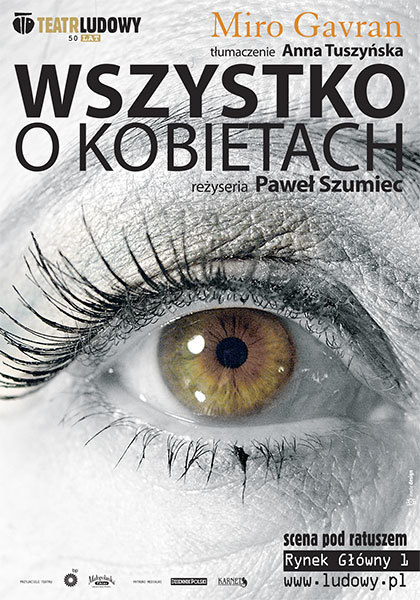 Plakat do spektaklu Wszystko o kobietach. W lewym górnym rogu logo teatru, poniżej duży napis z tytułem i twórcami, Na plakacie zdjęcie, duże zbliżenie na oko. Zdjęcie czarnobiałe. U dołu nazwa sceny i logotypy partnera∑.