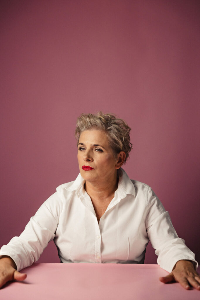 Zdjęcie półprofil portretowe aktorki Jagody Pietruszkówny, poważna twarz, ręce przed sobą.