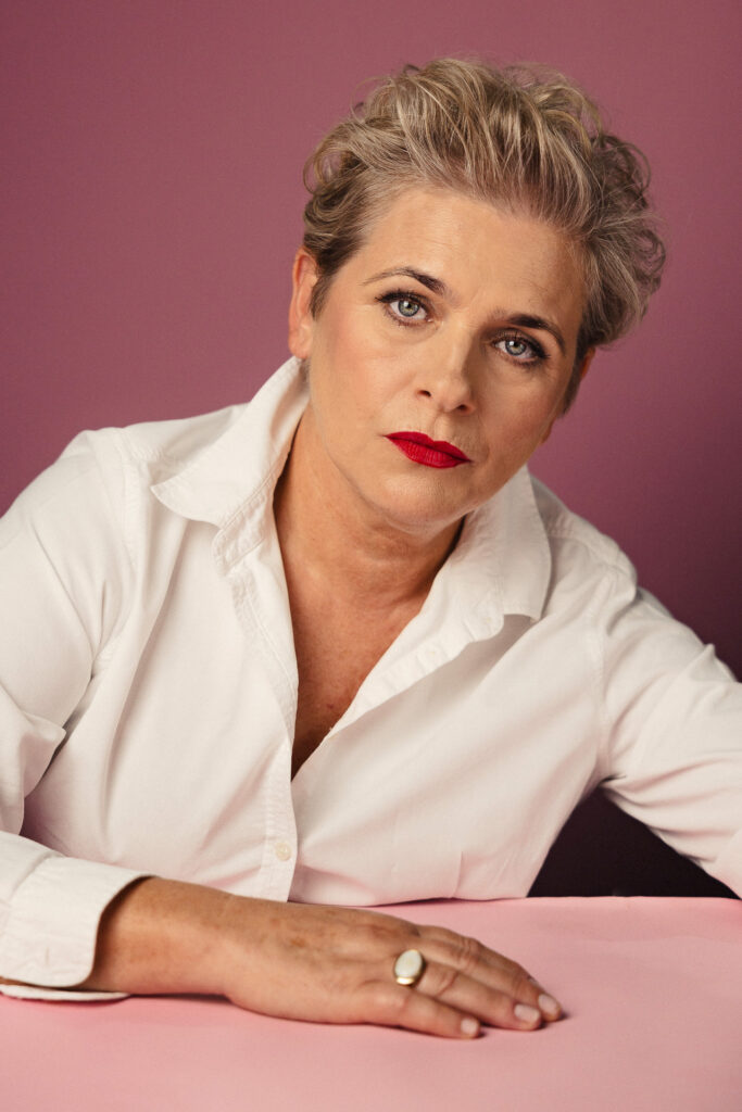 Zdjęcie portretowe aktorki Jagody Pietruszkówny, poważna twarz, ręce przed sobą.