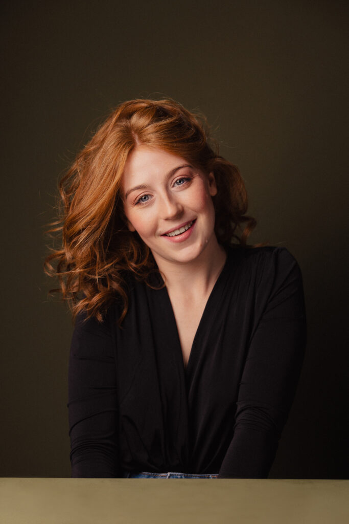 Zdjęcie portretowe aktorki Doroty Goljasz, szeroki uśmiech, statyczne.