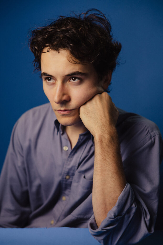 Zdjęcie portretowe profilowe aktora Antoniego Włosowicza, poważna twarz, ręka podpiera brodę.