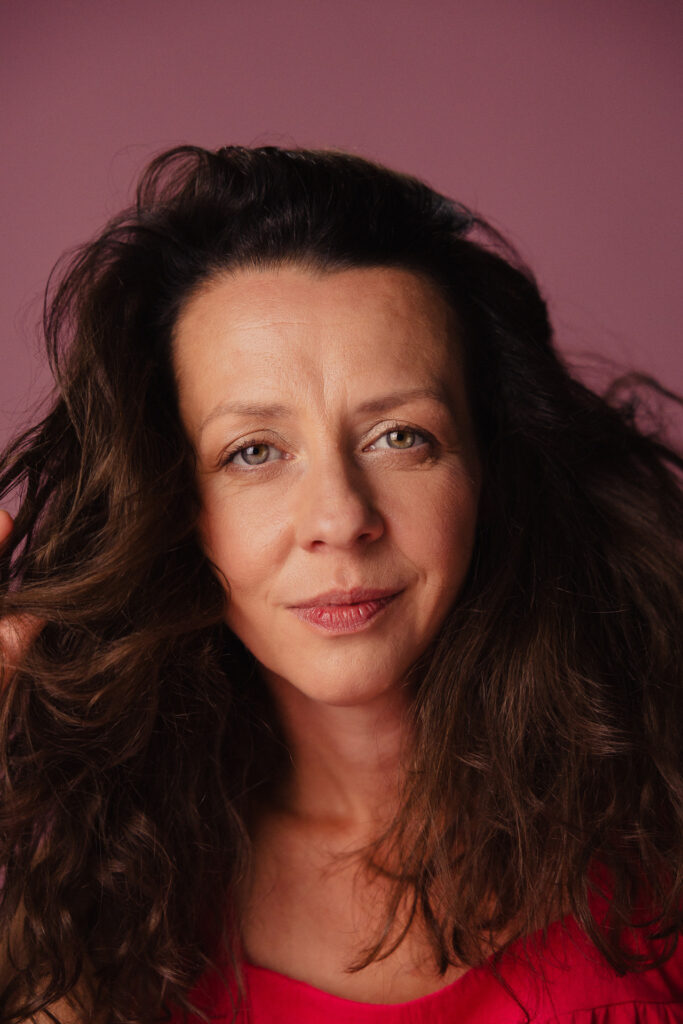 Zdjęcie bliski portret aktorki Iwony Sitkowskiej, twarz neutralna.