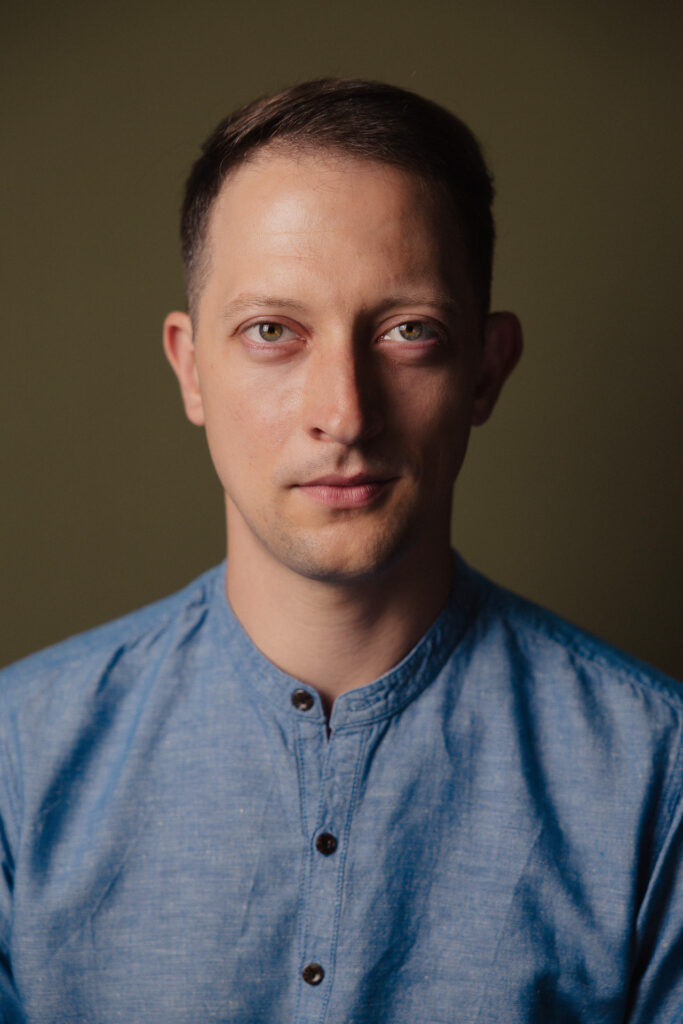 Zdjęcie profilowe portretowe aktora Wojciecha Lato, poważana twarz, bliski kadr.