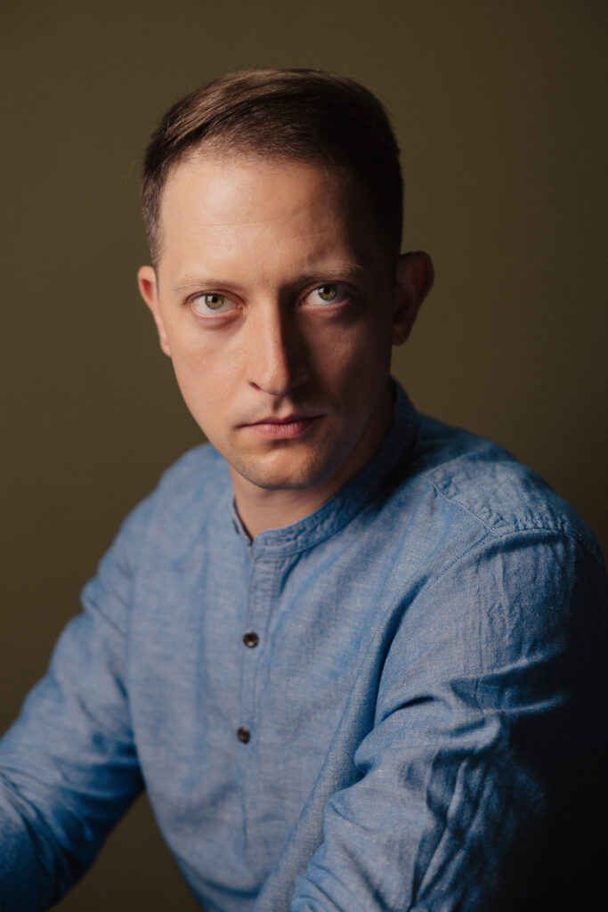 Zdjęcie profilowe portretowe aktora Wojciecha Lato, poważana twarz, bliski kadr.