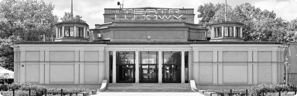 czarno- białe zdjęcie budynku głównego Teatru Ludowego - widok na wejście, budynek z lat 50-tych, na dachu duży neon
