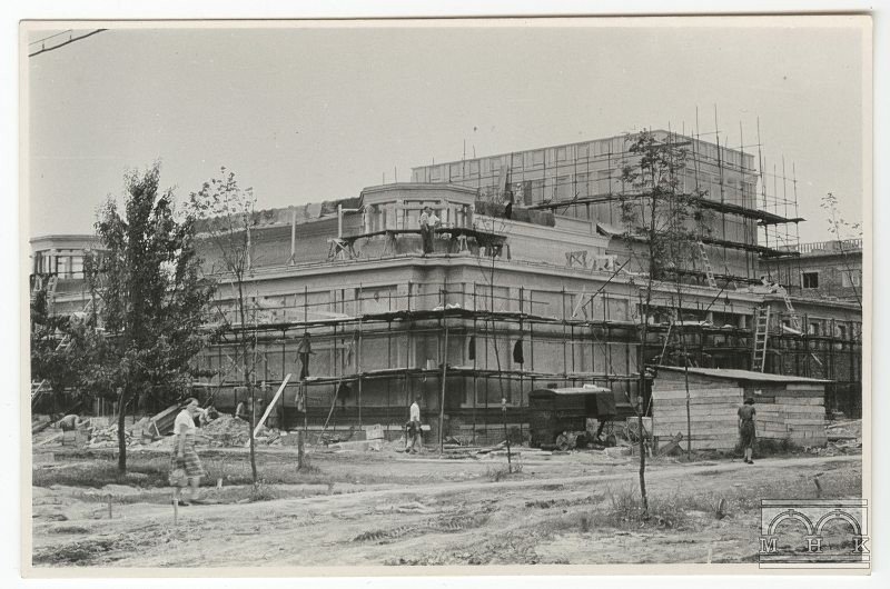 Zdjęcie czarnobiałe - budowa teatru ludowego, rusztowania na budynku.