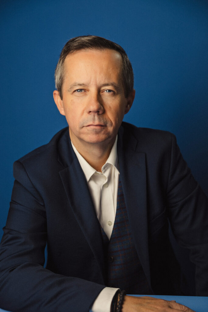 Zdjęcie portretowe zastępcy dyrektora teatru Jerzego Fedorowicza, twarz poważna, ręce przed osobą.