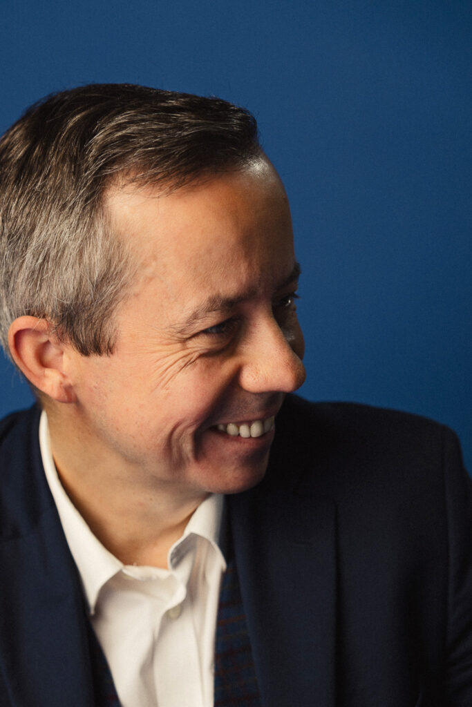 Zdjęcie portretowe z profilu zastępcy dyrektora teatru Jerzego Fedorowicza, szeroki uśmierz, bliski kard.