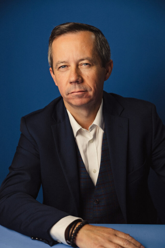 Zdjęcie portretowe zastępcy dyrektora teatru Jerzego Fedorowicza, twarz poważna, ręce przed osobą.