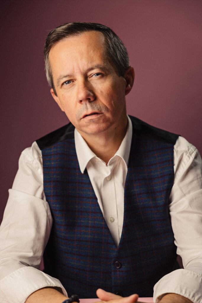 Zdjęcie portretowe zastępcy dyrektora teatru Jerzego Fedorowicza, twarz poważna, ręce przed osobą.