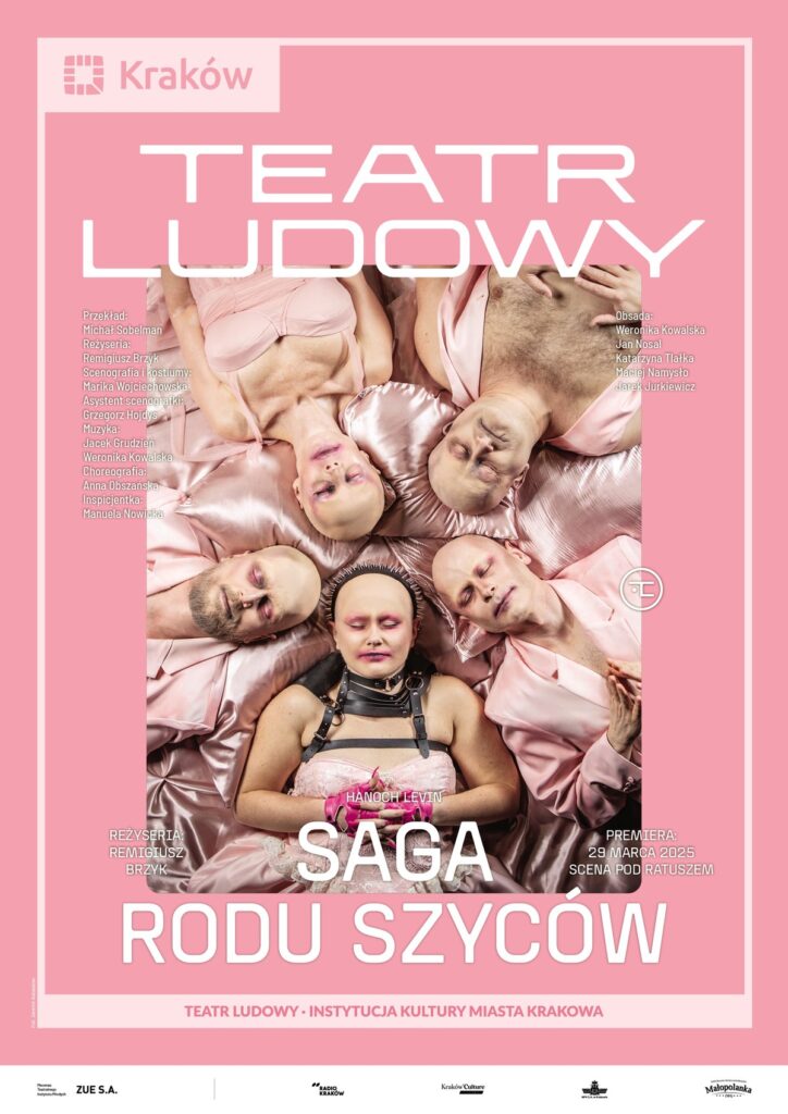 Plakat do spektaklu Saga rodu Szyców. Druk pionowy z ramą będącą identyfikacją miejską, w lewym górnym rogu logo miasta Krakowa u dołu napis „Teatr Ludowy Instytucja Kultury Miasta Krakowa”. Pod napisem logotypy partnerów i sponsorów Teatru. Po środku plakatu zdjęcie zespołowe, dwie aktorki, trzech aktorów. Widok z góry, wszyscy leżą stykając się głowami na satynowej połyskującej pościeli w kolorze różowym. Wszyscy mają łyse głowy i zamknięte oczy. Nad zdjęciem duże logo teatru, pod zdjęciem tytuł spektaklu, po prawej i lewej stronie nazwiska twórców i aktorów występujących w spektaklu.