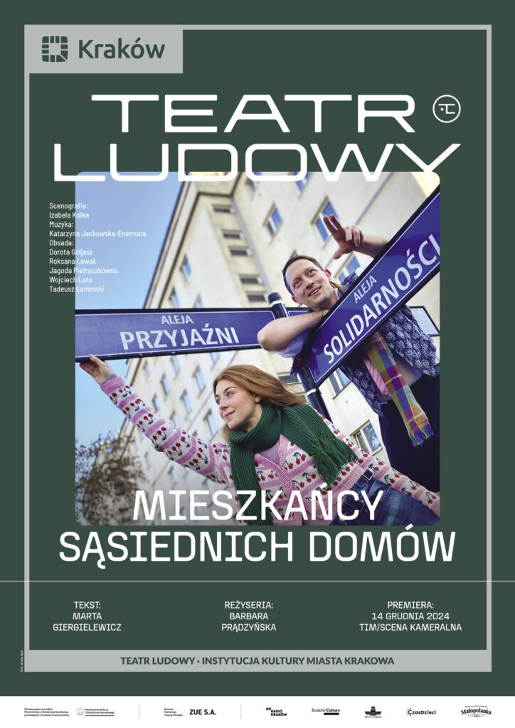 Plakat do spektaklu Mieszkańcy sąsiednich domów. Druk pionowy z ramą będącą identyfikacją miejską, w lewym górnym rogu logo miasta Krakowa u dołu napis „Teatr Ludowy Instytucja Kultury Miasta Krakowa”. Pod napisem logotypy partnerów i sponsorów Teatru. Po środku plakatu zdjęcie, tło beżowy budynek z wieloma oknami. Dwójka aktorów podtrzymuje się słupa informacyjnego z nazwą ulic - Aleja Przyjaźni, Aleja Solidarności. Nad zdjęciem duże logo teatru, pod zdjęciem tytuł spektaklu, po prawej i lewej stronie nazwiska twórców i aktorów występujących w spektaklu.