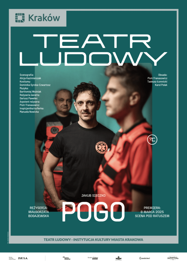 Plakat do spektaklu Pogo. Druk pionowy z ramą będącą identyfikacją miejską, w lewym górnym rogu logo miasta Krakowa u dołu napis „Teatr Ludowy Instytucja Kultury Miasta Krakowa”. Pod napisem logotypy partnerów i sponsorów Teatru. Po środku plakatu zdjęcie portretowe, zielone tło. Trzech aktorów w ubraniach służb ratunkowych - czerwono czarne. Stoją jeden za dugim. Nad zdjęciem duże logo teatru, pod zdjęciem tytuł spektaklu, po prawej i lewej stronie nazwiska twórców i aktorów występujących w spektaklu.