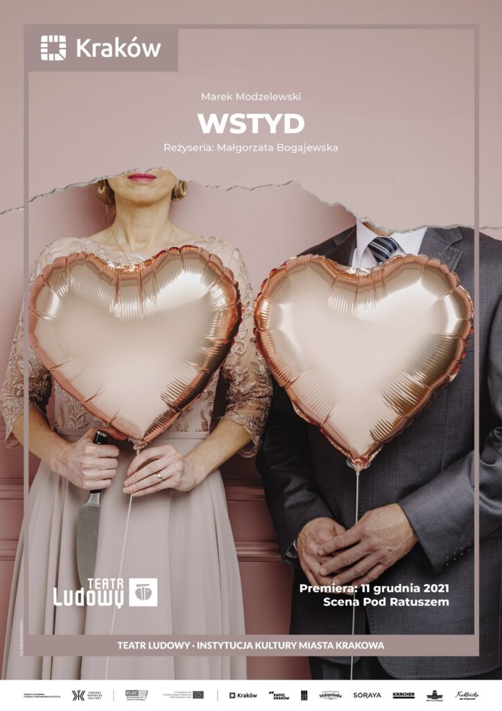 Plakat do spektaklu Śmierć komiwojażera. Druk pionowy z ramą będącą identyfikacją miejską, w lewym górnym rogu logo miasta Krakowa u dołu napis „Teatr Ludowy Instytucja Kultury Miasta Krakowa”. Pod napisem logotypy partnerów i sponsorów Teatru. Po środku plakatu zdjęcie kolaż graficzny, fotomontaż, aktor i aktorka nie mają głów , wygląda jak oddarta fotografia. Kobieta i mężczyzna w wyjściowych eleganckich strojach, przed sobą trzymają balony w kształcie serca. Kobieta trzyma dodatkowo w ręce duży nóż.