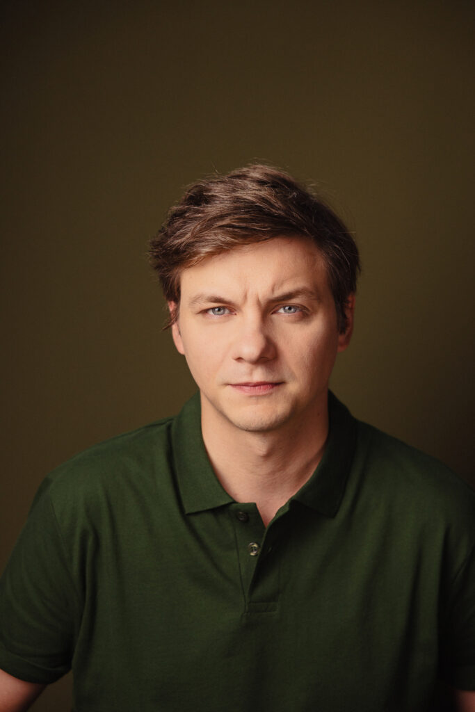 Zdjęcie portretowe aktora Ryszarda Starosty, poważna twarz, bliski kadr.