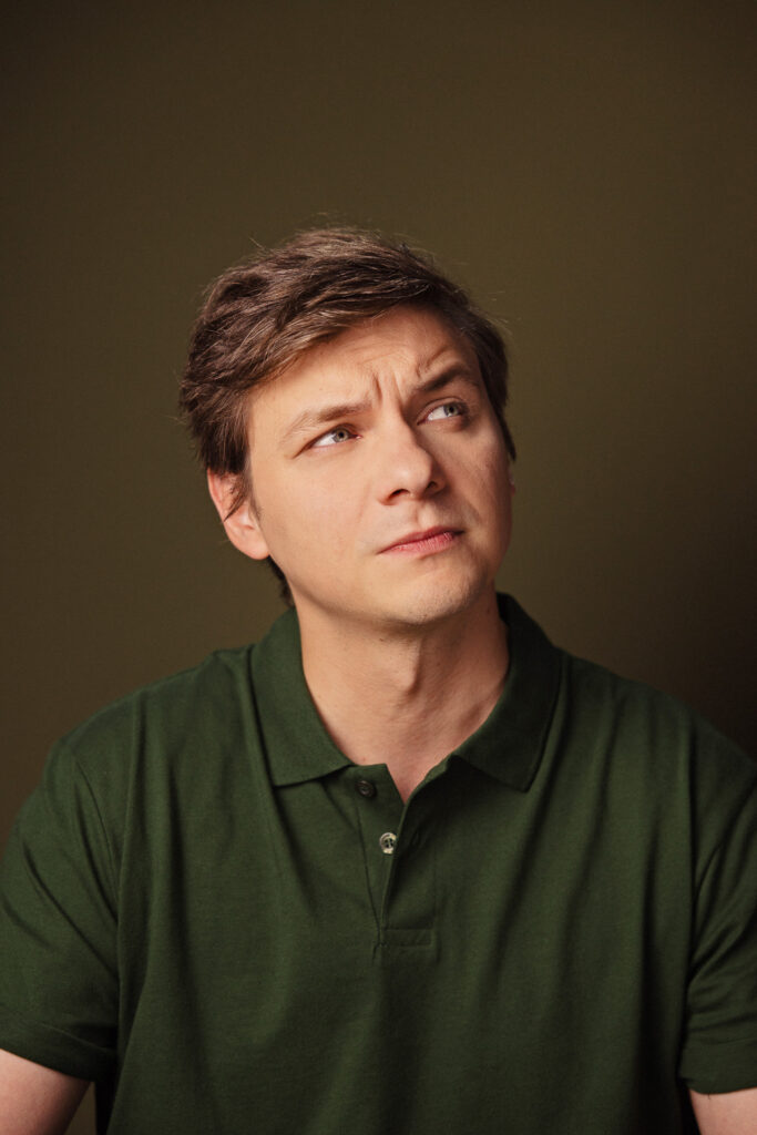 Zdjęcie portretowe aktora Ryszarda Starosty, spojrzenie w dal, zamyślone, bliski kadr.