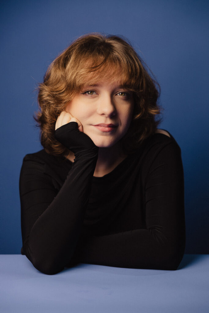 Zdjęcie portretowe aktorki Michaliny Dworzaczek, poważna twarz, ręka oparta o policzek.