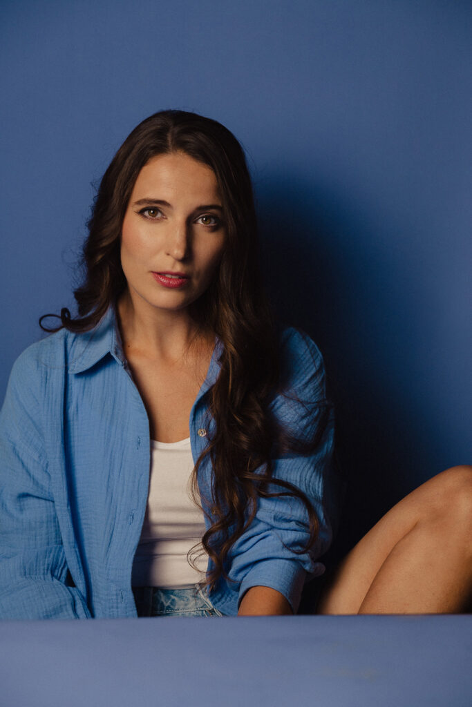 Zdjęcie portretowe aktorki Roksany Lewak, lekki uśmiech, bliski kadr.