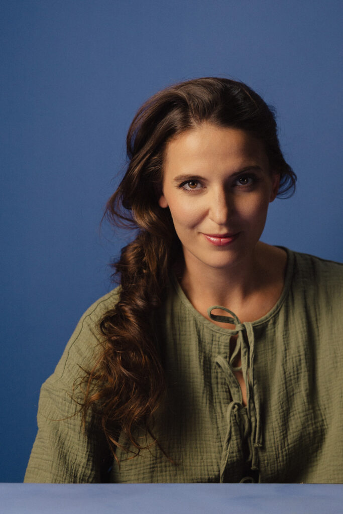 Zdjęcie portretowe aktorki Roksany Lewak, lekki uśmiech, bliski kadr.