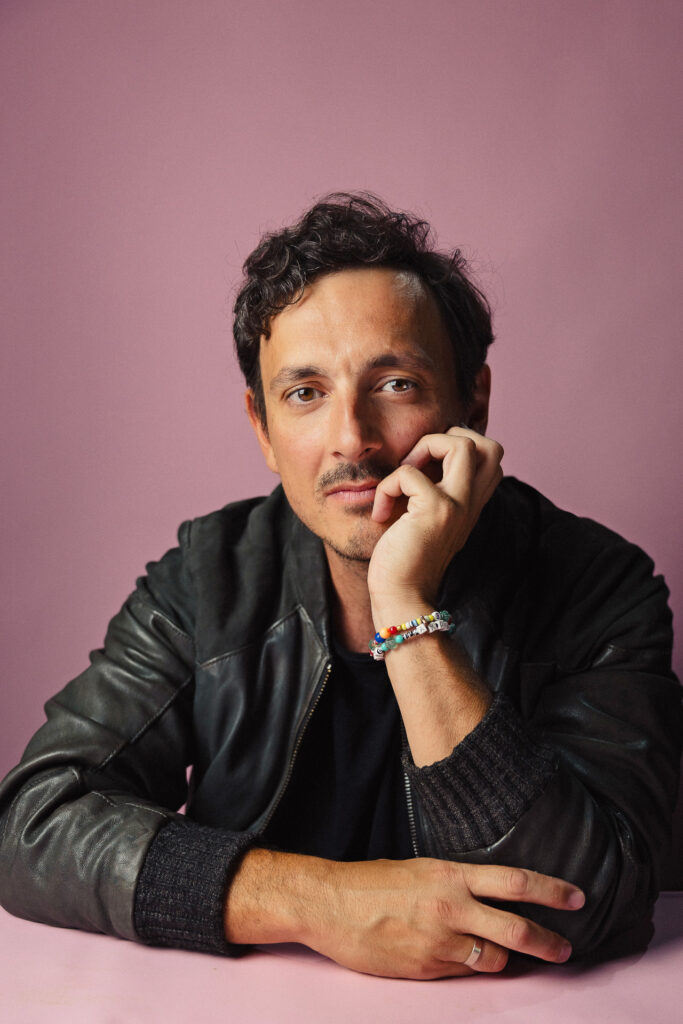 Zdjęcie portretowe aktora Piotra Franasowicza, poważna twarz, ręka podpiera brodę.