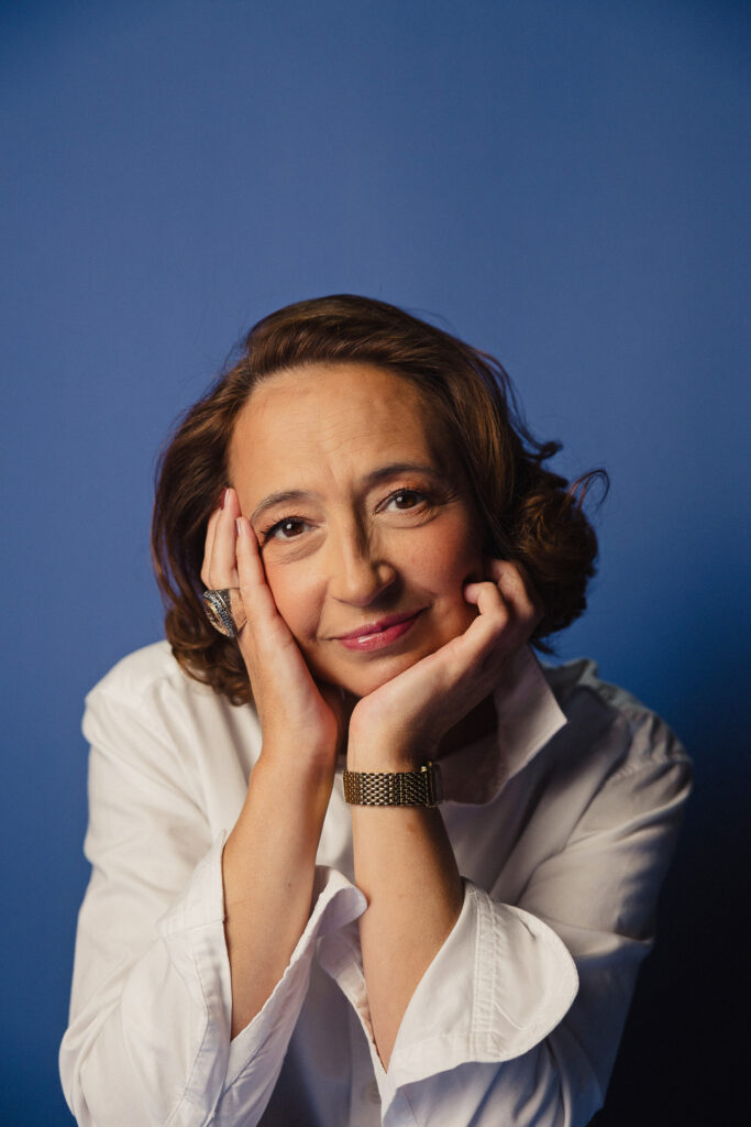 Zdjęcie półprofil portretowe aktorki Marty Bizoń, poważna twarz, ręce otulają twarz.