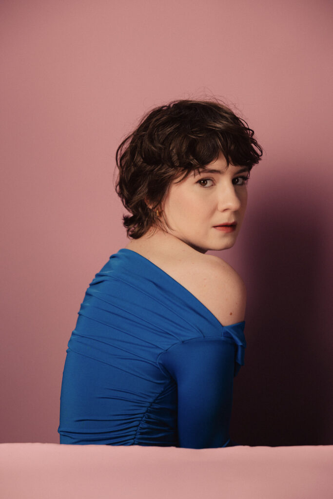 Zdjęcie półprofil portretowe aktorki Marii Chojnackiej, poważna twarz, bliski kadr, odsłonięte ramię.