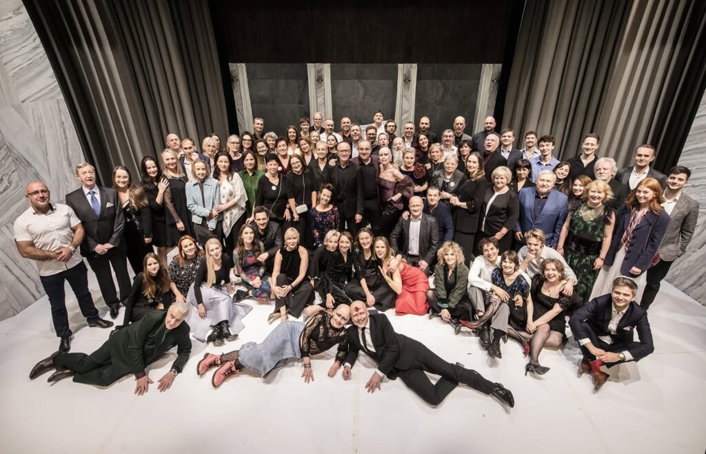 Na scenie do wspólnego zdjęcia pozują grupowo pracownicy teatru Ludowego z okazji Jubileuszu 70- lat instytucji