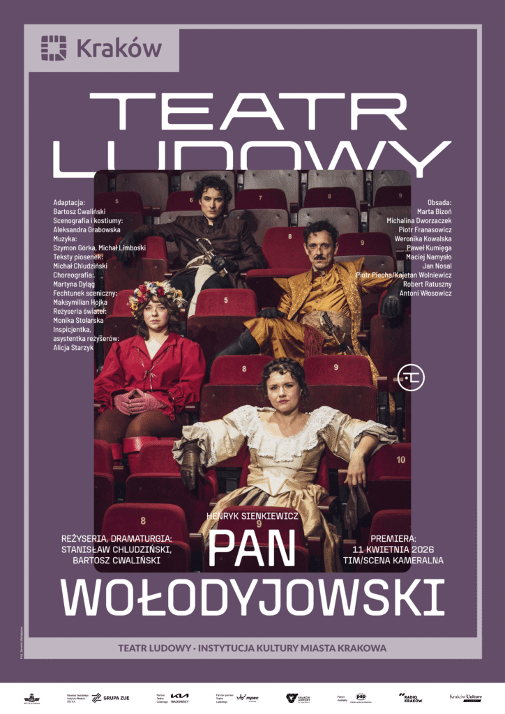 Plakat do spektaklu Pan Wołodyjowski. Fioletowe tło w okół napisy, w centrum zdjęcie - aktorzy na widowni w kostiumach spektaklowych.