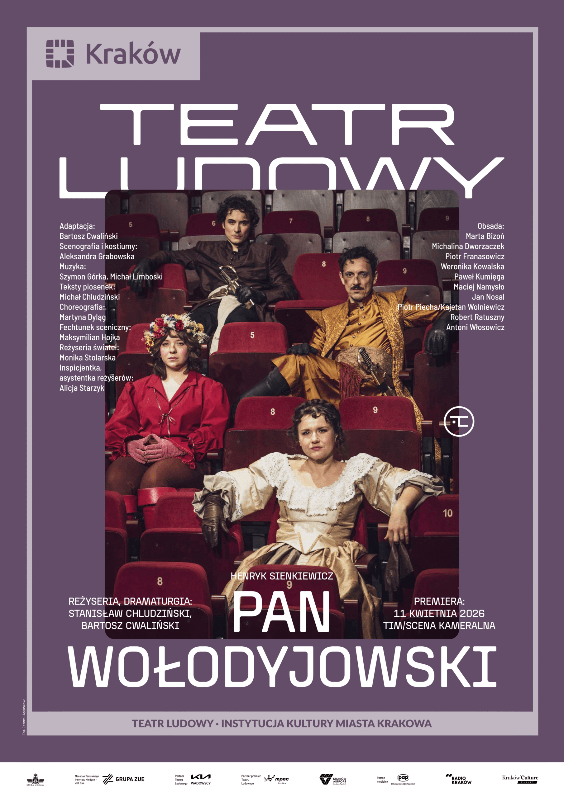 Plakat do spektaklu Pan Wołodyjowski. Fioletowe tło w okół napisy, w centrum zdjęcie - aktorzy na widowni w kostiumach spektaklowych.