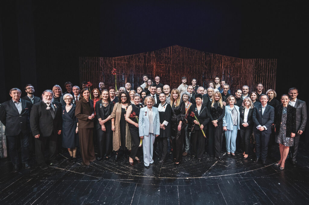 zdjęcie grupowe na Dużej Scenie z uroczystości wręczenia medali zasłużonym pracownikom teatru