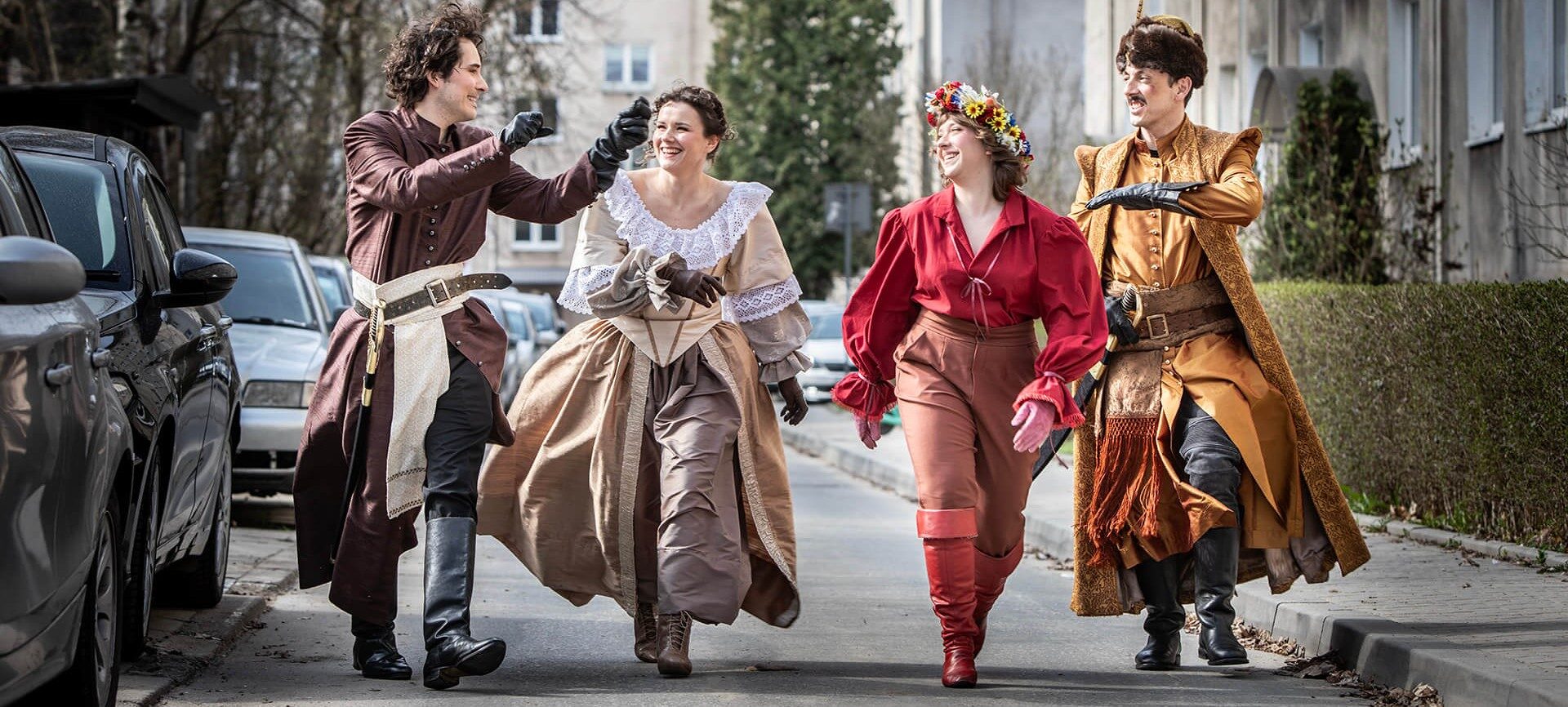 Zdjęcie ze spektaklu "Pan Wołodyjowski" plener 4 aktorów w kostiumach z ekoki