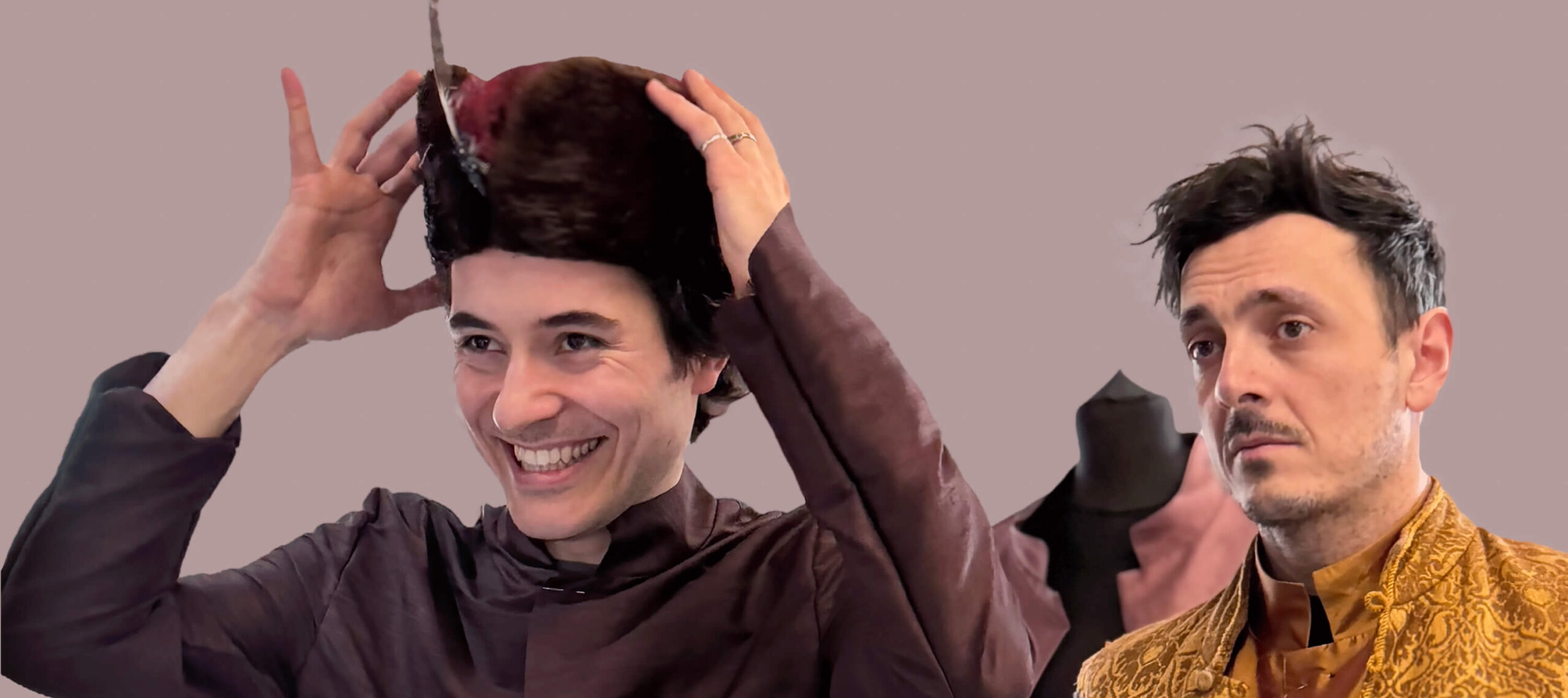 zdjęcie ze spektaklu Pan Wołodyjowski. Aktor przymierza czapkę jest uśmiechnięty. Drugi aktor za nim w kontuszu