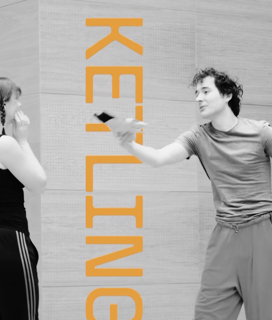 Kadr z filmiku promocyjnego spektaklu Pan Wołodyjowski. Aktor i aktorka stoją na przeciwko siebie. Czarno biały kadr, na środku napis "Ketling".