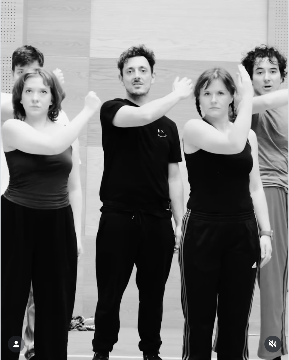 Czarnobiałe zdjęcie - kadr z filmiku promocyjnego spektaklu Pan Wołodyjowski. Grupa aktorów w dynamicznej tanecznej sosie.