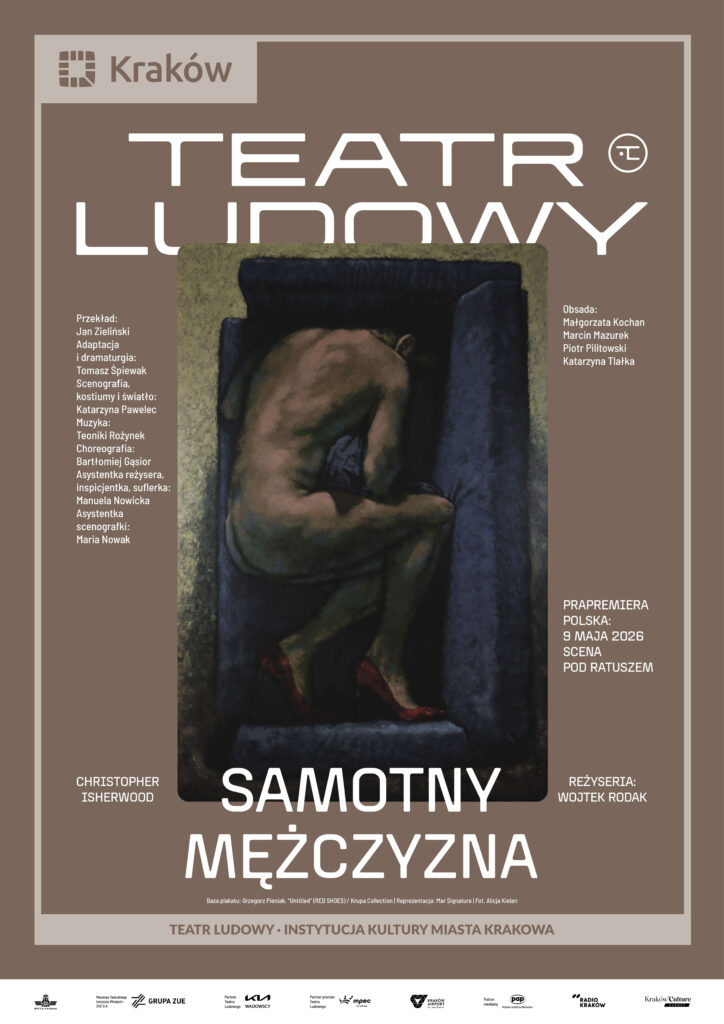 plakat do spektaklu "Samotny mężczyzna" Ciało nagiego mężczyzny leżące na granatowej kanapie. Ciało ułożone bokiem.