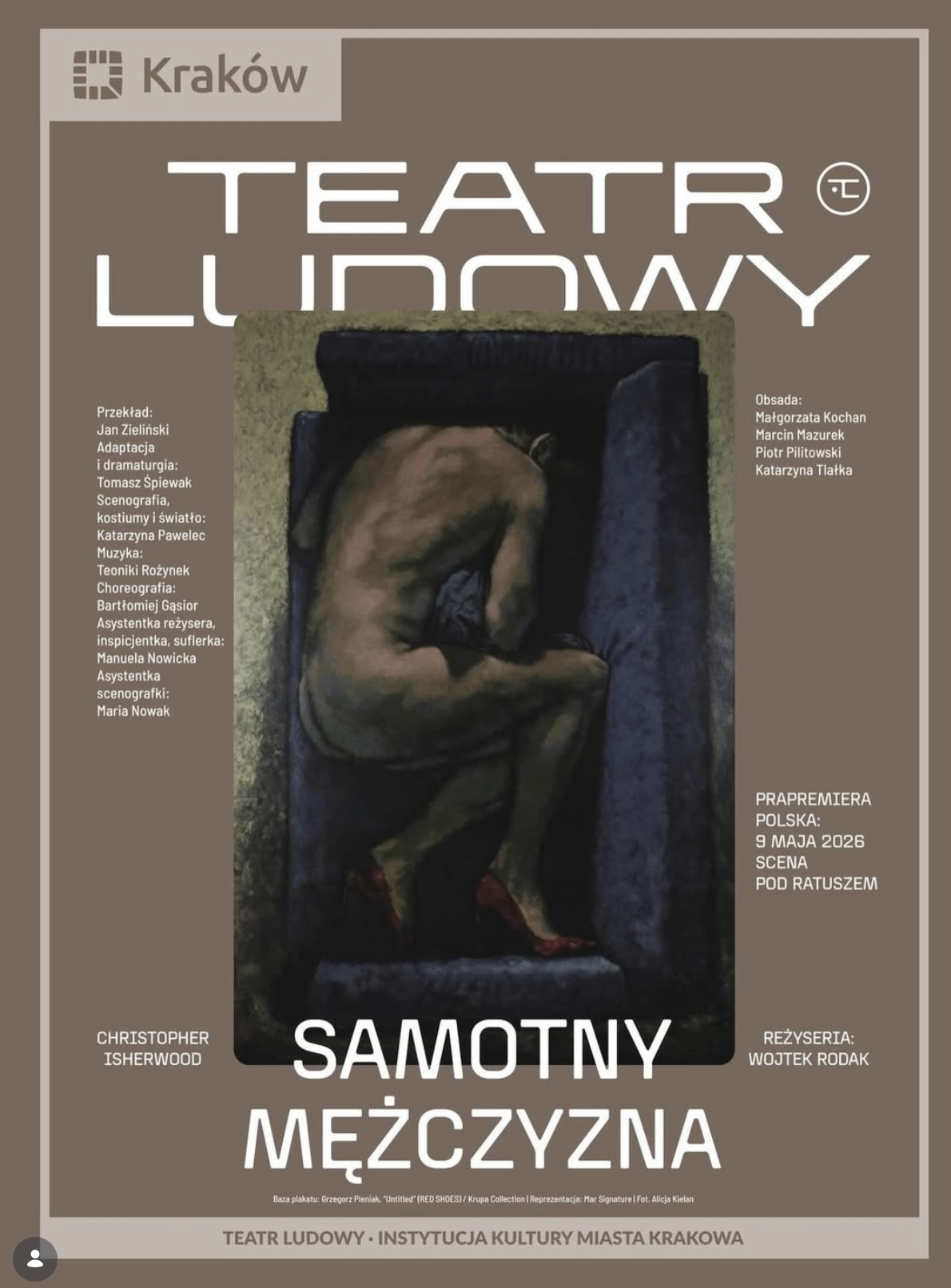 plakat do spektaklu Samotny mężczyzna , brązowe tło, w środku zdjęcie obrazu: nagi mężczyzna w butach na obcasie leży skłony na kanapie.