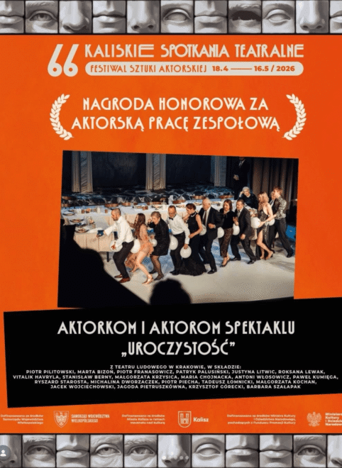 plansza z ogłoszeniem nagrody dla spektaklu Uroczystość na 66 Kaliskich Spotkaniach Teatralnych. Pomarańczowe obramowanie pionowego plakatu zdjęcie po środku, napisy białe.